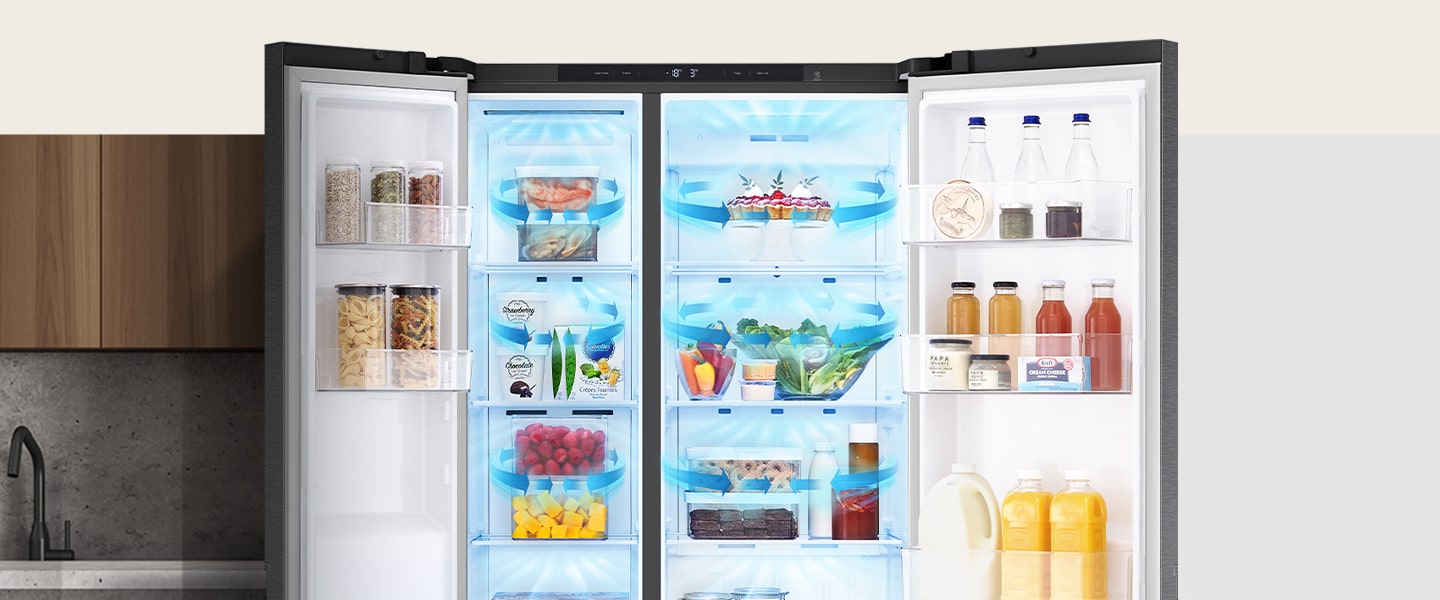 داخل الثلاجة المليئة بالمكونات، تظهر الأسهم الزرقاء، التي تعني البرودة، في الأسفل، وعلى كلا الجانبين، وعلى كامل الثلاجة.