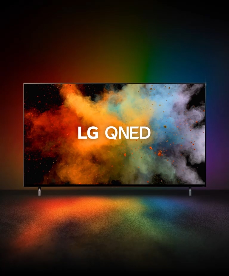 تتداخل الحركة المطبعية لتقنيتي QNED وNanoCell وتتحول إلى مسحوق ملون. شعار LG QNED 8K miniLED يظهر على التلفزيون.