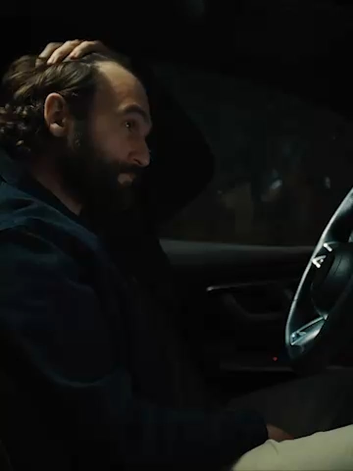 داخل سيارة بها شخصان يجلسان، ويتوهج شعار LG AI على الشاشة.