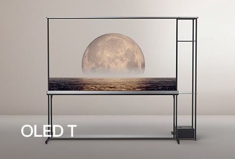 LG SIGNATURE OLED T de pie en el vestíbulo que representa un fondo en la pantalla transparente.
