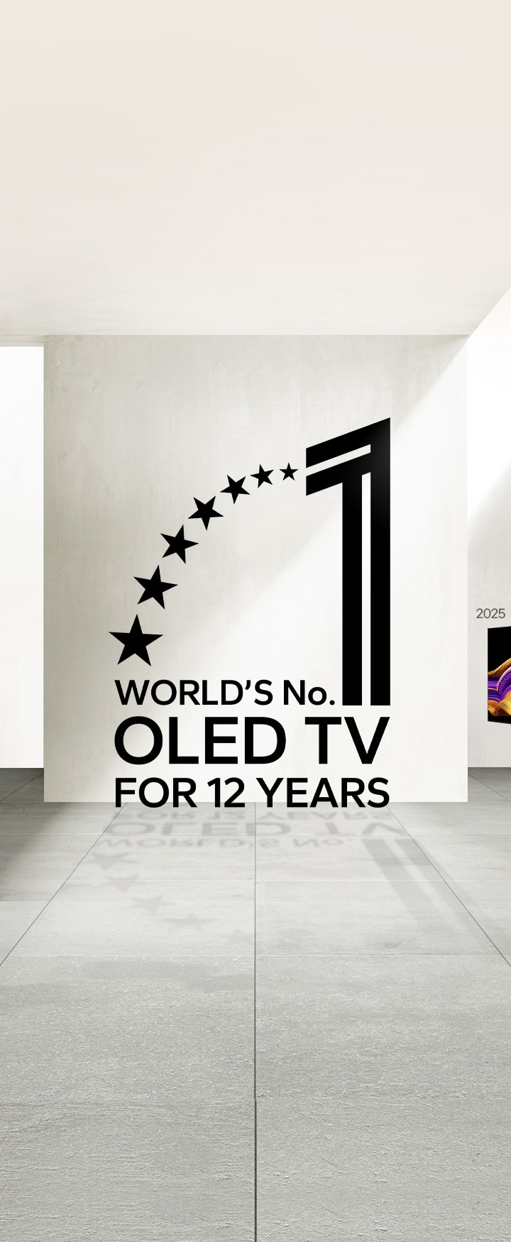 Distintivo “World's No. 1 OLED TV for 12 years”. El fondo parece una zona de exhibición. En la distancia, se puede ver el LG OLED TV.