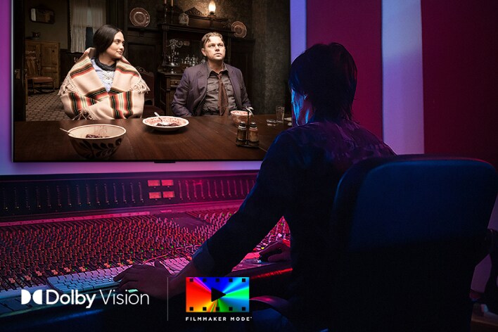 Un director frente a un panel de control editando la película «Killers of the Flower Moon» en un LG OLED TV. En la parte inferior izquierda, el logotipo de Dolby Vision y el de FILMMAKER MODE™.