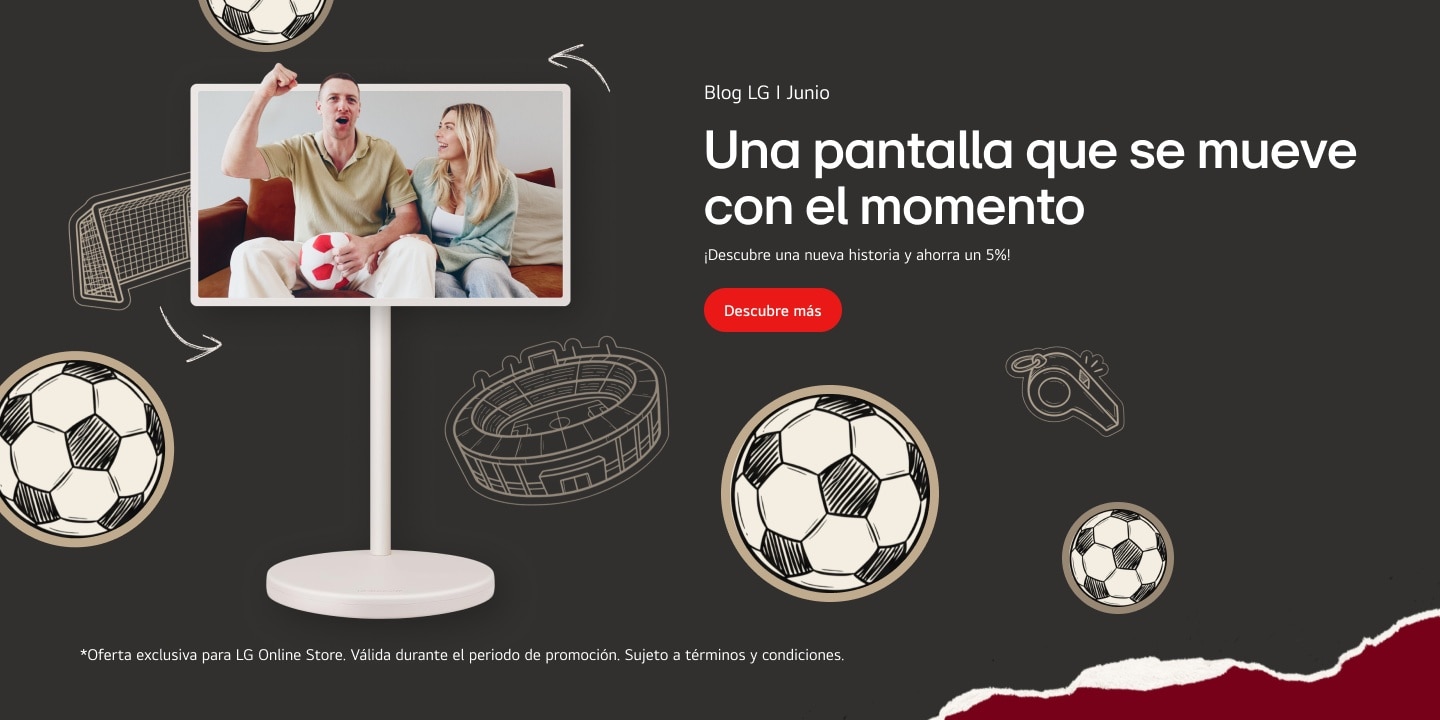 En la pantalla de StanbyME 2 se ve a una pareja en el sofá; el hombre sostiene un balón de fútbol de peluche y celebra con el puño en alto, mientras la mujer a su lado sonríe.