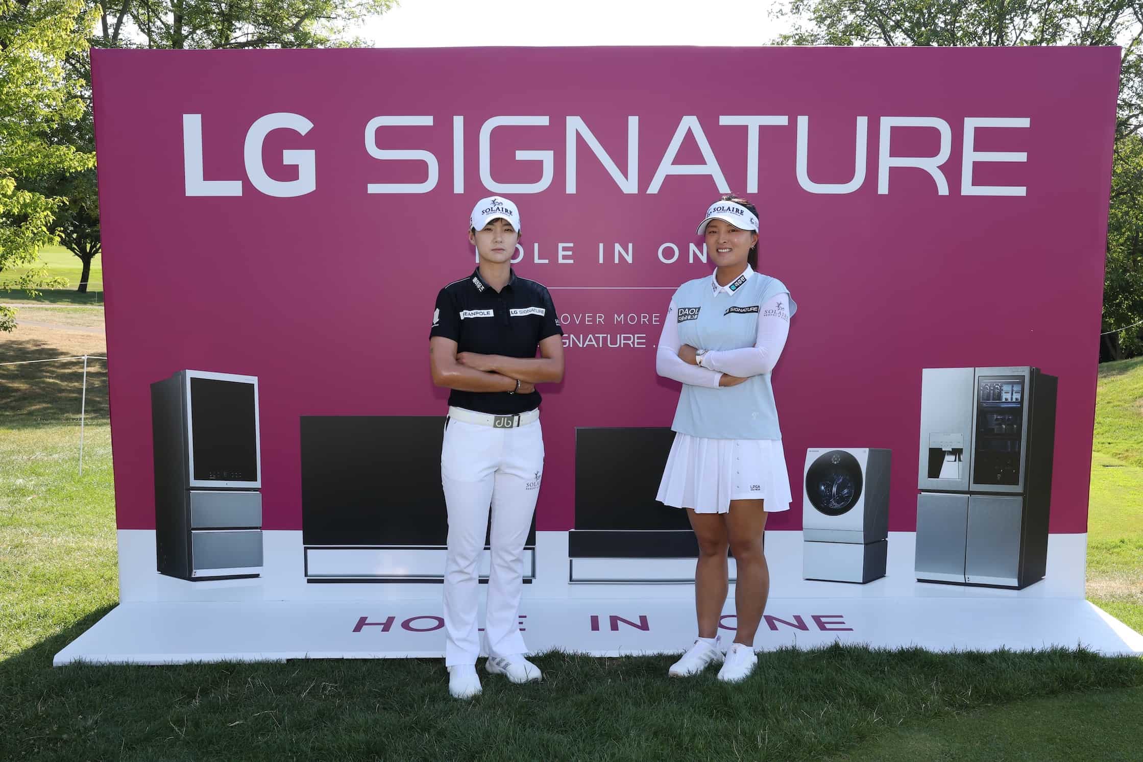 Imagen de dos jugadoras profesionales de golf y LG Signature