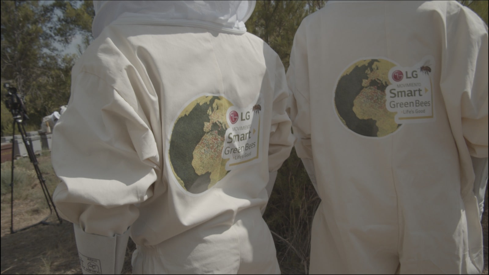 Imagen de dos apicultores con el logo de LG Smart Green en su vestimenta.