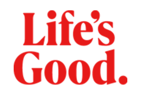 Manos sosteniendo un cuenco lleno de verduras frescas sobre una mesa.