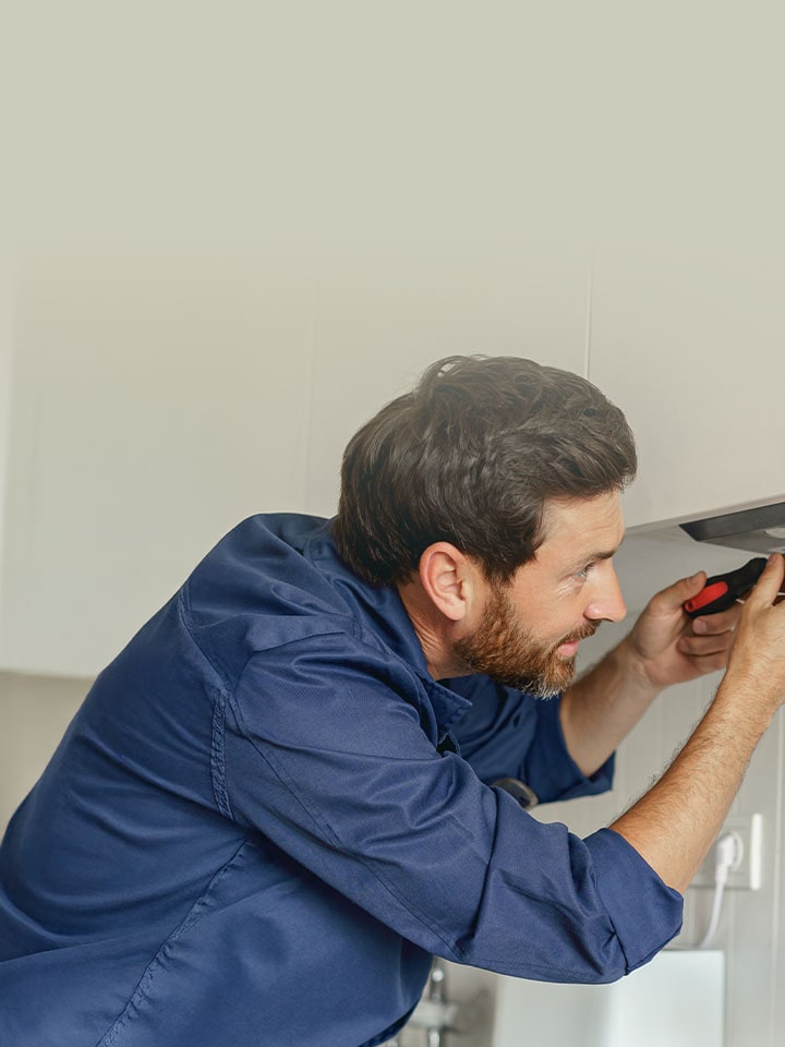 Instalador con casco de seguridad