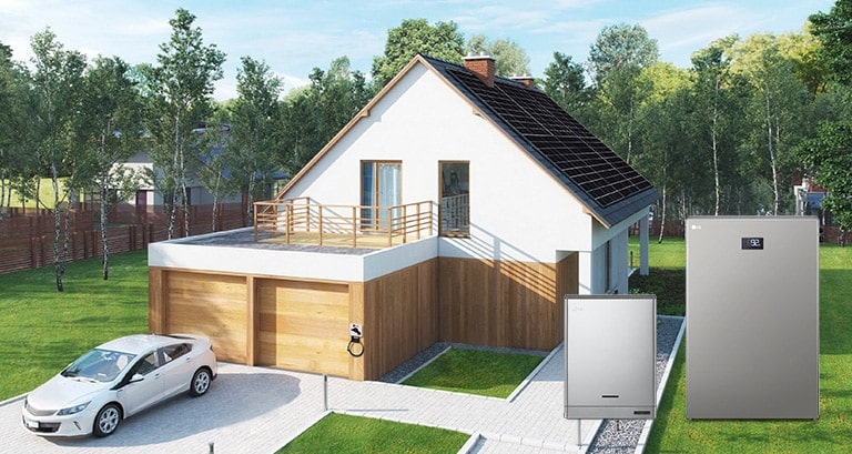 Una casa con paneles solares en el tejado Hay un coche delante de la casa y dos modelos de Energy Storage System a la derecha.
