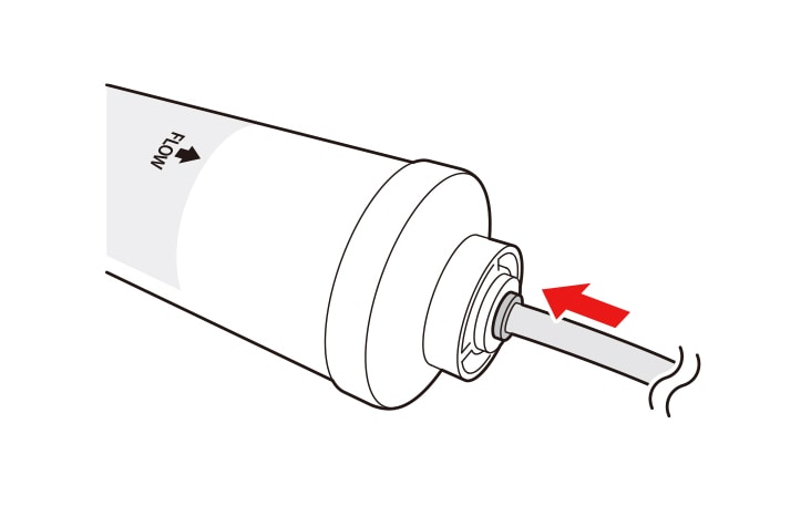 Presiona con firmeza la tubería de agua conectada al electrodoméstico para encajarla en el extremo que tiene la flecha apuntando hacia fuera. Introduce el tubo hasta el final (de 10 a 12 mm aproximadamente).