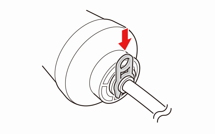 Después de insertar el tubo y encajarlo en el filtro, coloca la pinza de bloqueo en su sitio, bajo el cuello. Realiza el mismo paso en el otro extremo del filtro con el resto de tubería.