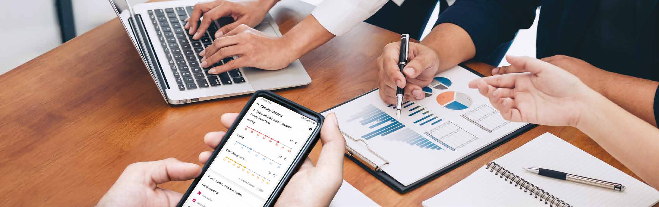 Imagen de varias manos de personas trabajando juntas en una mesa