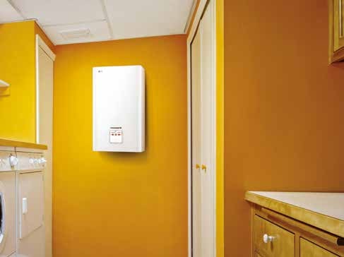 Imagen de una cocina con la pared de color amarillo y aerotermia LG