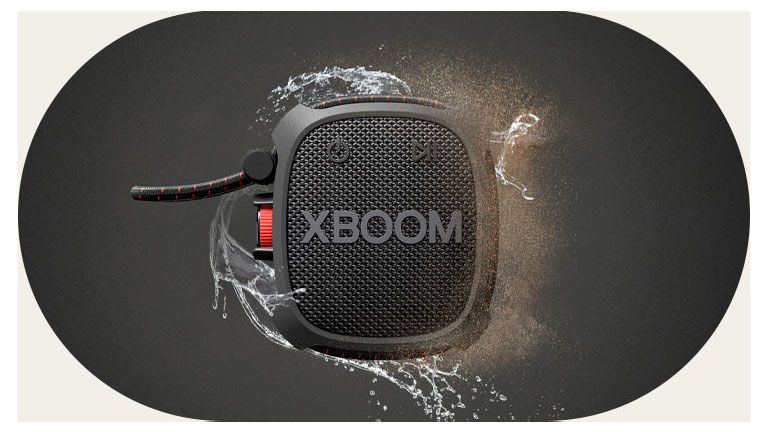 LG XBOOM Go XG2T se coloca sobre un fondo negro. Muestra la resistencia al agua y la resistencia al polvo del producto.