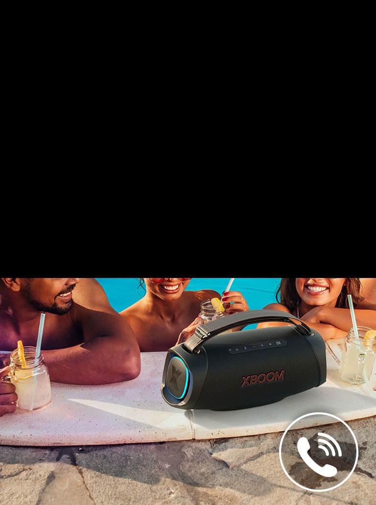 El LG XBOOM Go XG8T se coloca junto a la piscina. Tres personas están hablando a través del altavoz en la piscina.