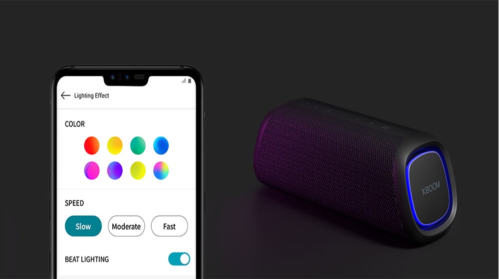 A la izquierda, imagen de un móvil con la app de LG XBOOM y los distintos colores de iluminación disponibles. A la derecha, imagen del altavoz LG XBOOM XG5.