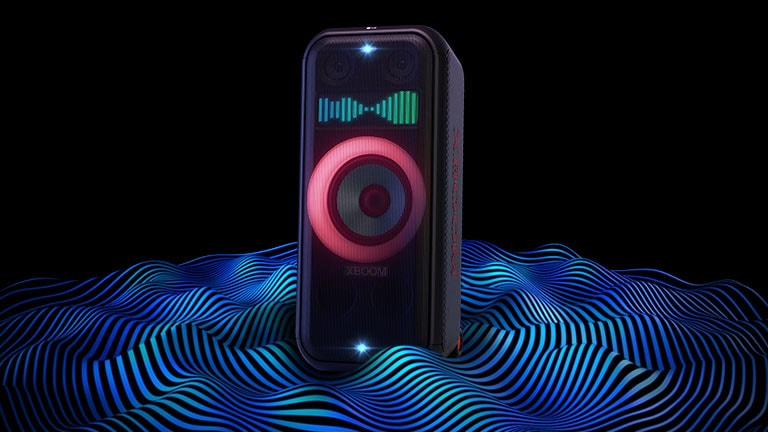LG XBOOM XL7S está de pie en el espacio infinito. La iluminación roja del woofer y la iluminación estroboscópica doble están encendidas. En la parte superior del altavoz se muestra un ecualizador de sonido. Las ondas sonoras salen de la parte inferior del altavoz para enfatizar sus graves profundos.
