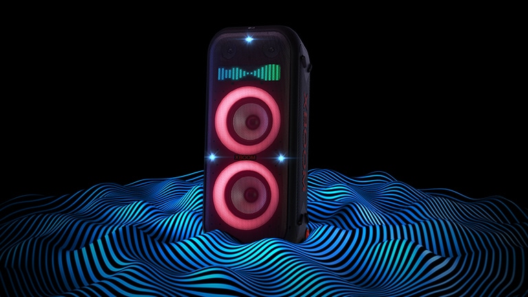 LG XBOOM XL9T está parado en el espacio infinito. La iluminación roja del woofer y las luces de x-flash están encendidas. En la parte superior del altavoz se muestra un ecualizador de sonido. Las ondas sonoras salen de la parte inferior del altavoz para enfatizar sus graves profundos.