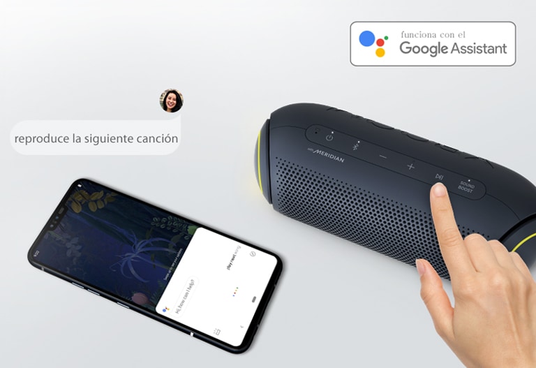 Una mano presiona un botón del LG XBOOM Go. Hay un teléfono junto a él. Hay una burbuja de diálogo. El logo de Google está en la esquina superior derecha.