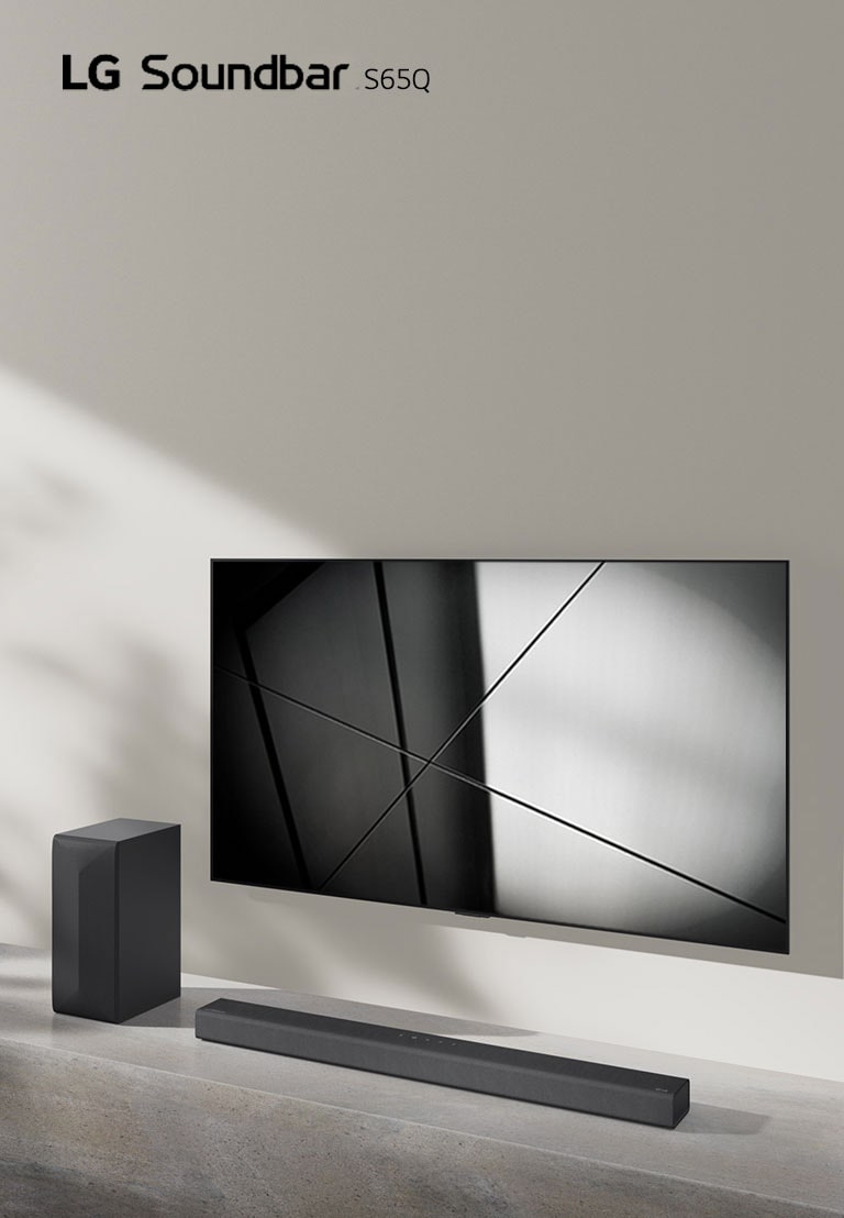 La barra de sonido LG S65Q y el televisor LG se colocan juntos en la sala de estar. El televisor está encendido y muestra una imagen en blanco y negro.