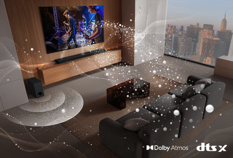 La barra de sonido LG, el televisor LG y un subwoofer están en la sala de estar de un rascacielos, tocando una actuación musical. Ondas sonoras blancas formadas por gotas se proyectan desde la barra de sonido, recorriendo el sofá y la sala de estar. Un subwoofer crea un efecto de sonido desde la parte inferior. Logotipo de Dolby Atmos Logotipo de DTS X