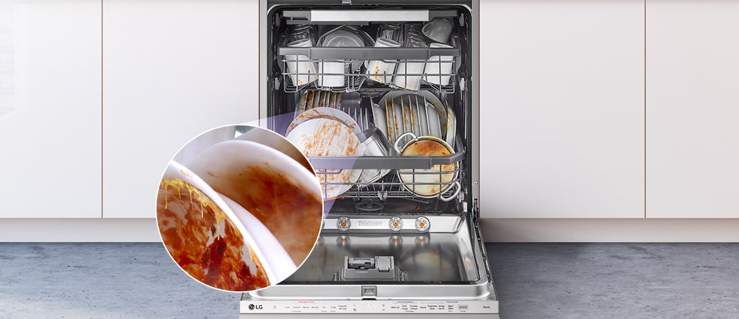 lavavajillas con la puerta abierta y platos dentro