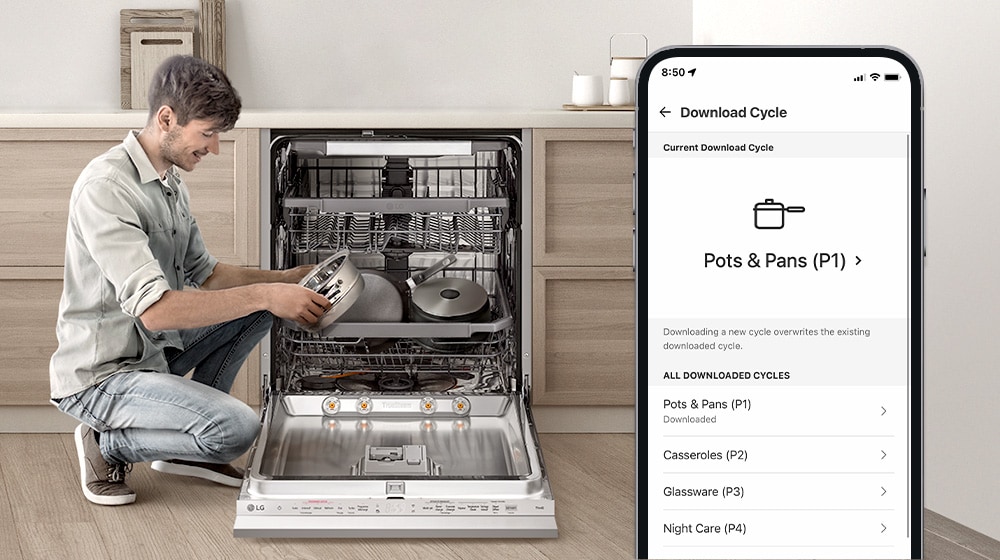 Hombre con móvil junto al lavavajillas