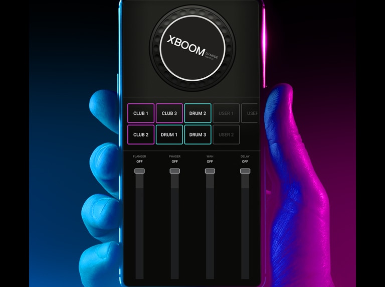 Una mano sostiene un smartphone, mostrando la aplicación DJ.