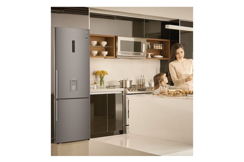 LG Frigorífico Combi 1,85m, Clasificación E,capacidad de 500l, Inox antihuellas, con dispensador de agua serie 70cm, GBF567PZCMB