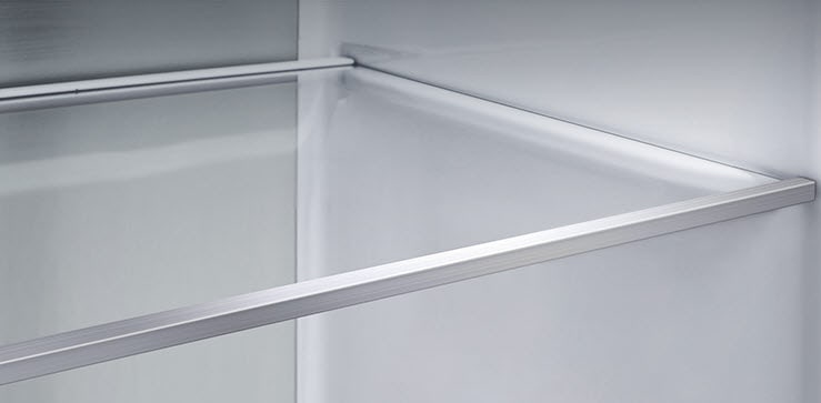 Una vista en diagonal del estante con paneles metálicos en el interior del frigorífico.