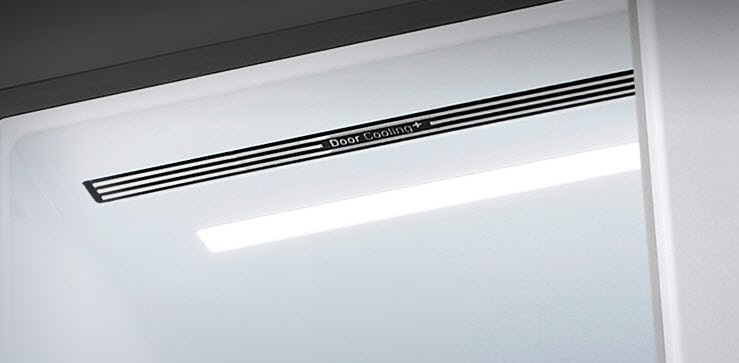 Una vista en diagonal hacia la parte superior del frigorífico que muestra la suave iluminación LED.