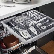 LG Lavavajillas LG QuadWash™, Inox antihuellas, clasificación E, y tercera bandeja , DF325FP