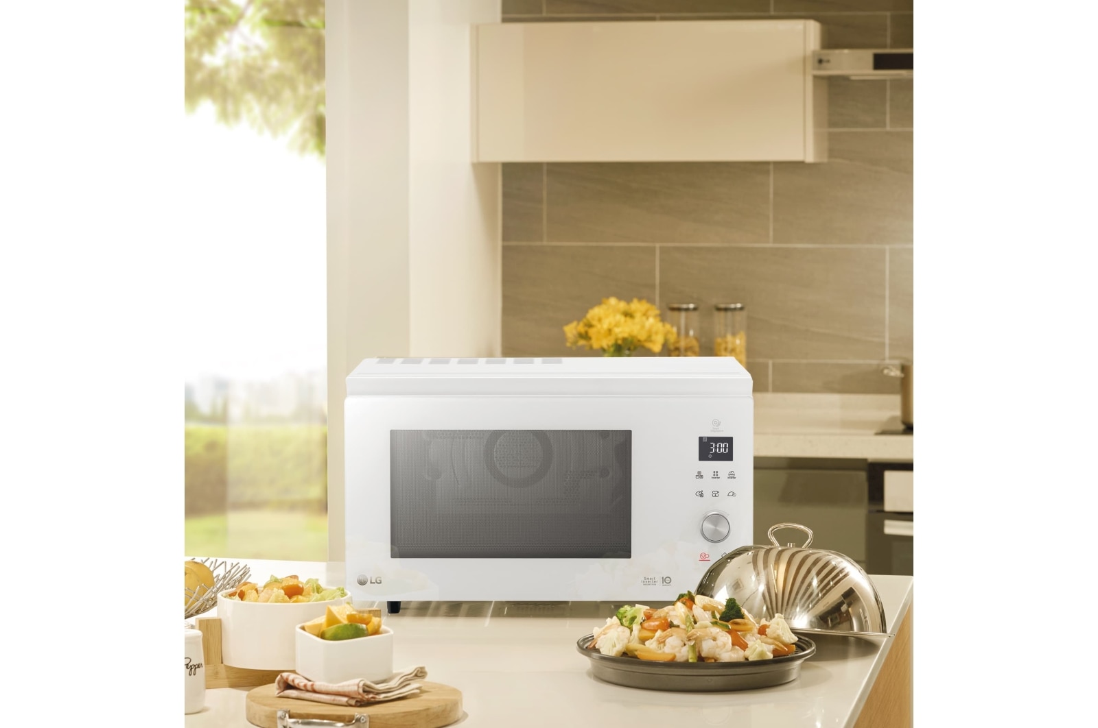 LG Microondas Grill Blanco Smart Inverter 1100W de 39 litros, MJ3965BPH