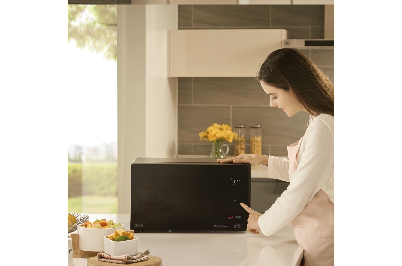 LG Horno Convección Microondas 4 en 1  Smart Inverter, con función freidora de aire,  color Negro 1100W de 39 litros, MJ3965BPS