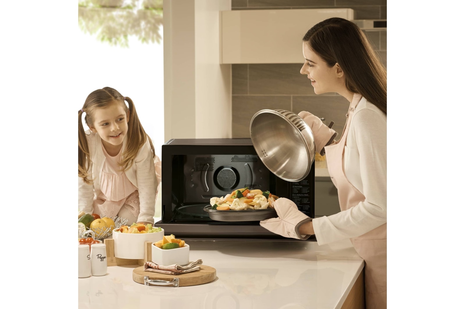 LG Horno Convección Microondas 4 en 1  Smart Inverter, con función freidora de aire,  color Negro 1100W de 39 litros, MJ3965BPS