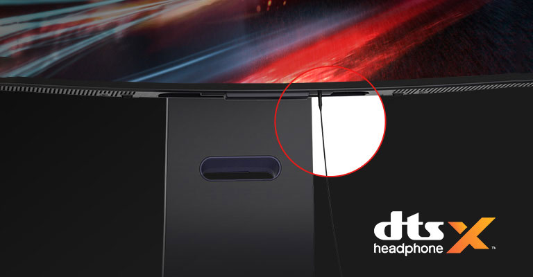 El cable de auriculares de 4 polos conectado al monitor.