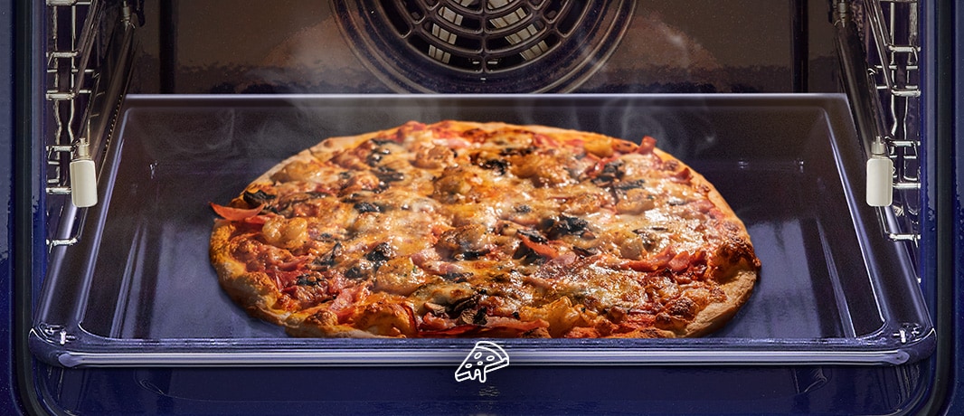 Esta es una imagen de pizza horneada en un horno.