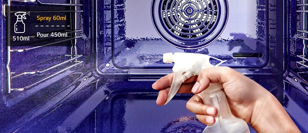 Una imagen de rociado de agua en la pared del horno con un pulverizador.