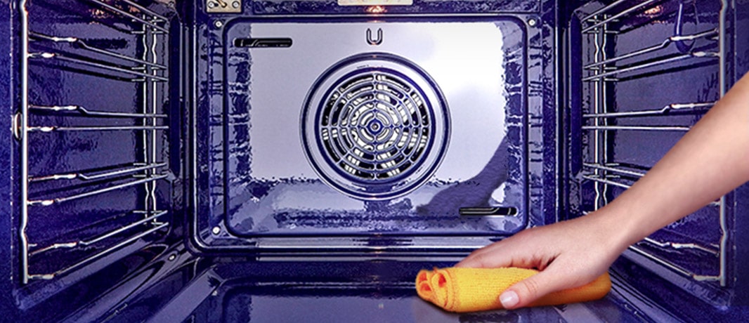 Imagen de un paño limpiando el interior del horno