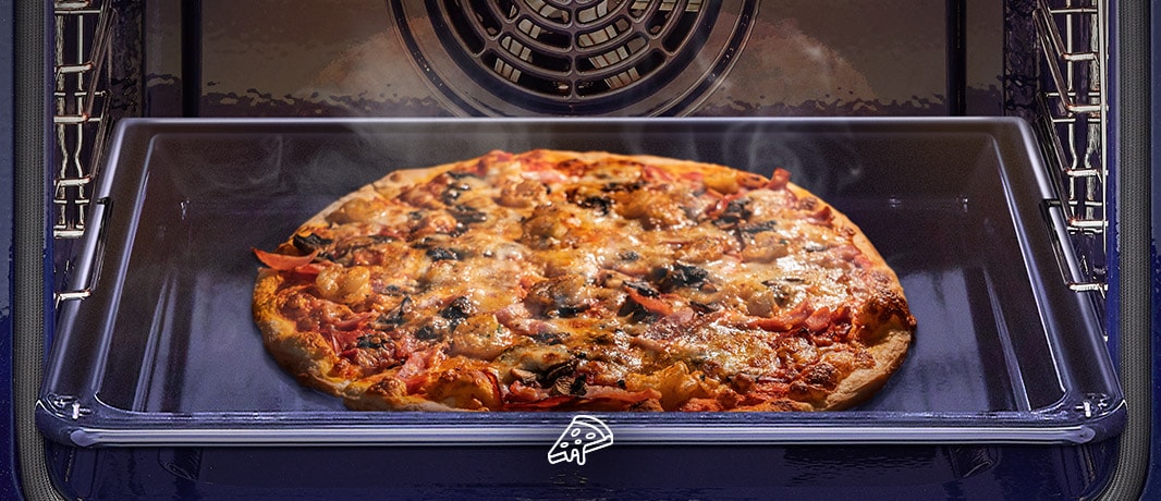 Imagen de una pizza horneada en un horno.