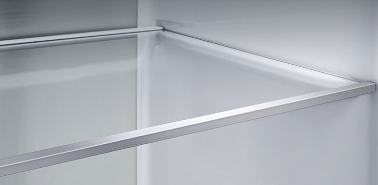 Una vista en diagonal del estante con paneles metálicos en el interior del frigorífico.