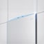 La parte superior del frigorífico se muestra en un ángulo con dos flechas apuntando hacia la pared que indica que el frigorífico está al ras con los muebles de cocina que lo rodean.