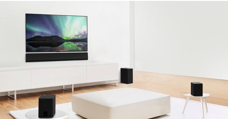 Una vista previa de video que muestra la barra de sonido LG en una sala de estar blanca con una configuración de 3.1 canales.
