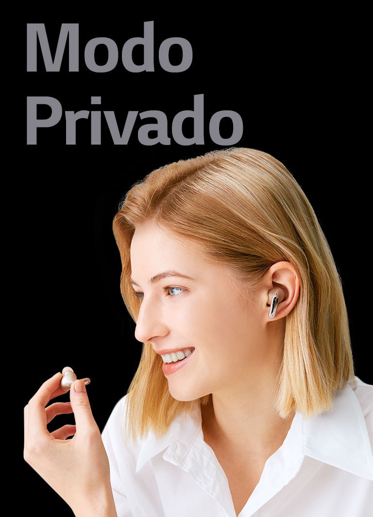 Una imagen de una mujer sosteniendo un auricular en la mano y haciendo una llamada como un micrófono.
