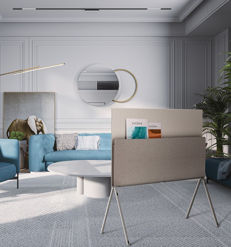 LG OLED evo Posé ubicado en una sala de estar de temática azul que simlua la magnitud del mar, vista desde atrás con revistas colocadas en el estante se su innovadora parte trasera..