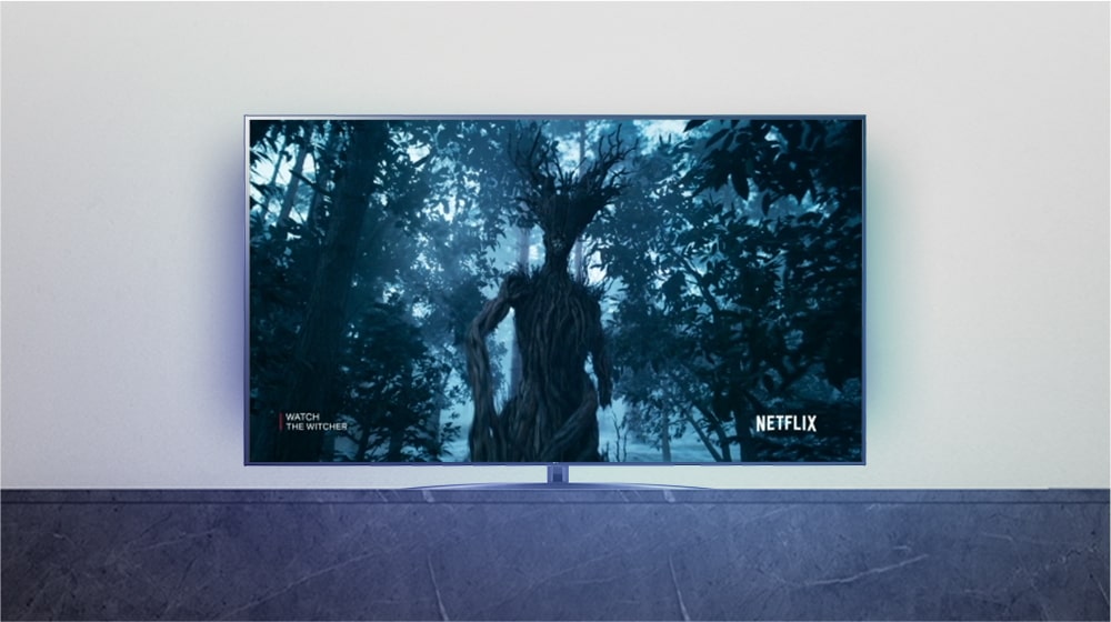 Imagen de un TV LG NanoCell en el que se está reproduciendo la escena de una batalla. Al rededor de la pantalla hay flechas que muestran las distintas fuentes de las que procede el audio.
