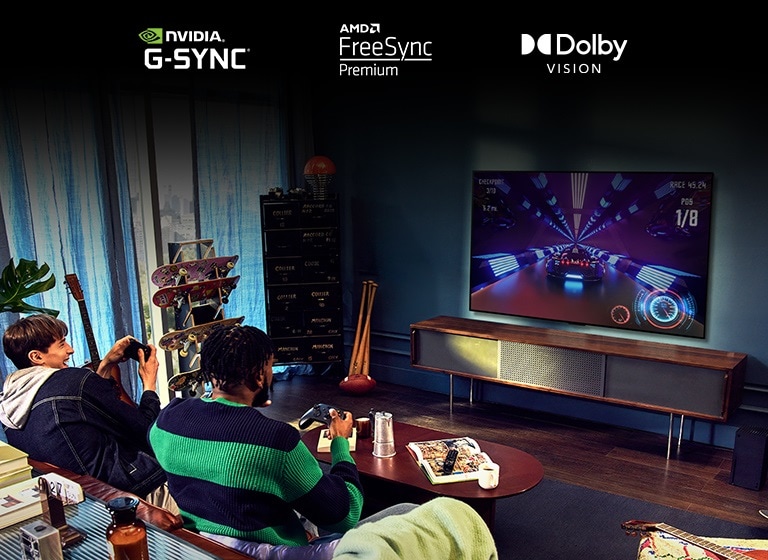 Dos personas sentadas en un sofá jugando a un juego de carreras con un mando y un TV LG OLED G2 en un salón