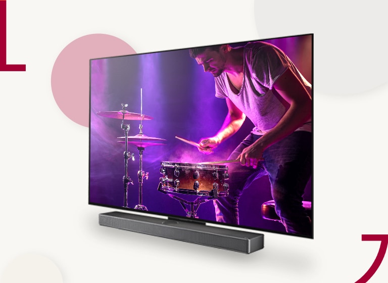 Una imagen de LG OLED C3 y la barra de sonido contra  un fondo crema con círculos de colores. En la pantalla aparece un hombre tocando la batería.