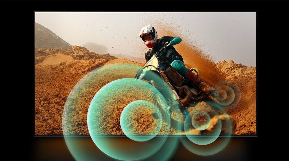 Un hombre conduciendo una moto por un camino de tierra con gráficos de círculos brillantes alrededor de la moto.