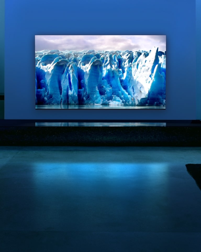 Imagen de un TV QNED MiniLED en un salón con tonalidades azules y en la pantalla la imagen de un glaciar