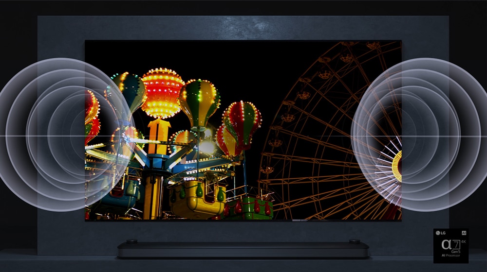 La pantalla de un TV QNED MiniLED de LG muestra la imagen de una atracción de feria con colores muy vivos, y hay , tanto a la izquierda como a la derecha, imágenes que representan una onda sonora